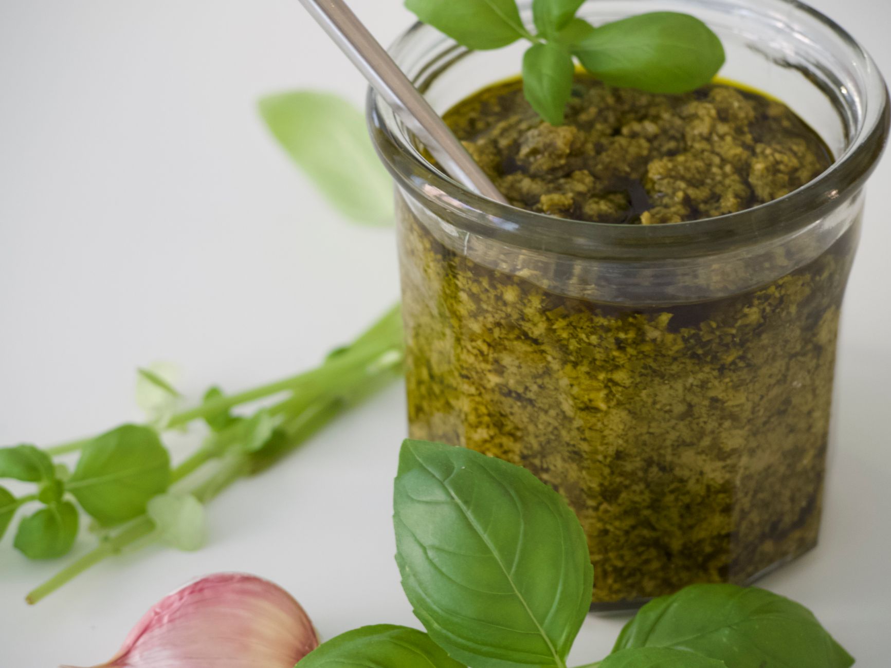pesto z bazylii i pietruszki przepis pesto z bazylii i pietruszki przepis — Pesto z bazylii i pietruszki: przepis na gęsty sos do słoików albo zamrożenia